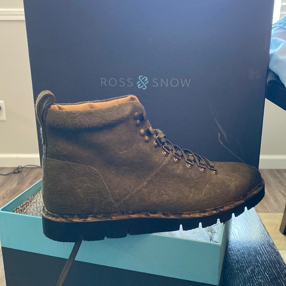 Ross and Snow Stefano size 9 olive